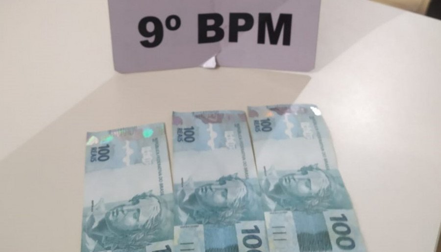 Dinheiro apreendido pela PM em poder dos alunos suspeitos de envolvimento com o crime de moeda falsa (Foto: Ascom/9º BPM)