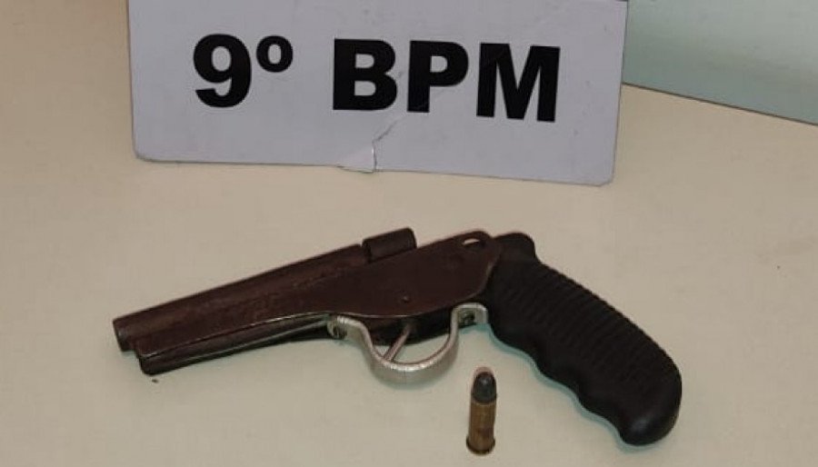 Garrucha de fabricação artesanal calibre 38 apreendida pela PM em poder do homem preso por porte ilegal de arma de fogo (Foto: Divulgação)