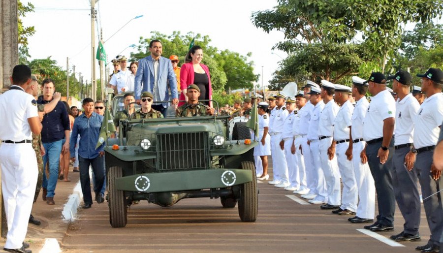 Governador Wanderlei Barbosa e a prefeita de Palmas Cinthia Ribeiro prestigiaram o Desfile Cívico Militar (Foto: Esequias Araújo)