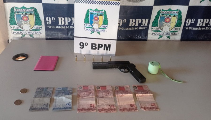 Objetos apreendidos pela PM em poder do autor preso em Augustinópolis por porte ilegal de arma de fogo (Foto: Ascom/9º BPM)