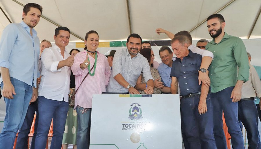 Wanderlei Barbosa assinou ordem de serviço para início das obras da pavimentação asfáltica do trecho da TO-239, que liga a cidade de Itapiratins