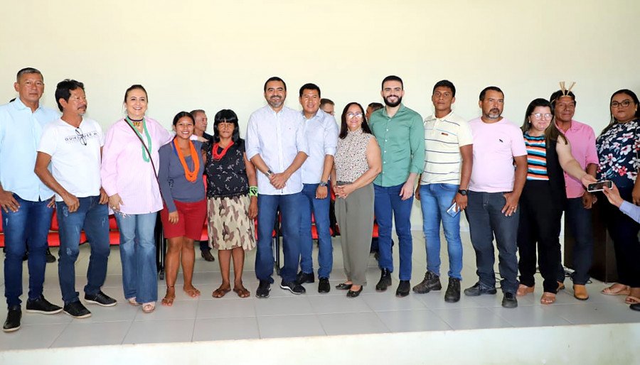 Governador Wanderlei Barbosa reuniu-se com líderes e caciques da etnia Krahô (Foto: Antônio Gonçalves)