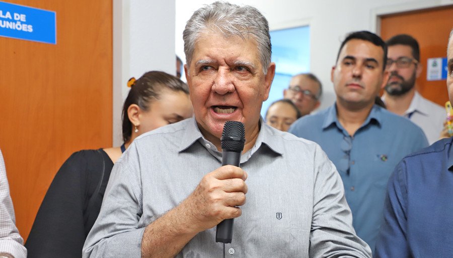 Presidente da Adapec, Paulo Lima, agradeceu a presença do governador em exercício, Laurez Moreira, na inauguração da Galeria de Presidentes (Foto: Antônio Gonçalves)