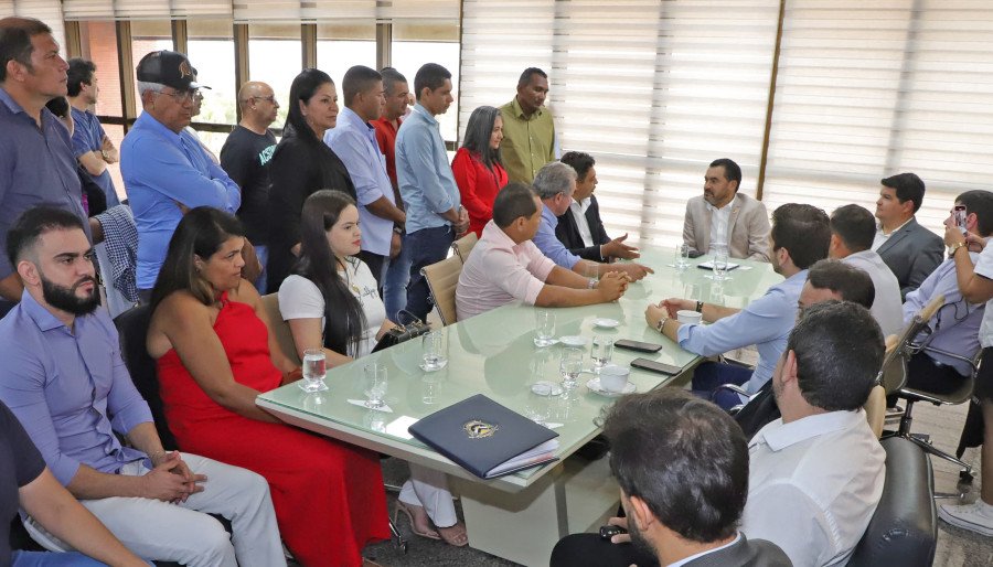 Governador Wanderlei Barbosa, prefeitos e vereadores de Mato Grosso, em reunião sobre a área da saúde (Foto: Esequias Araújo)