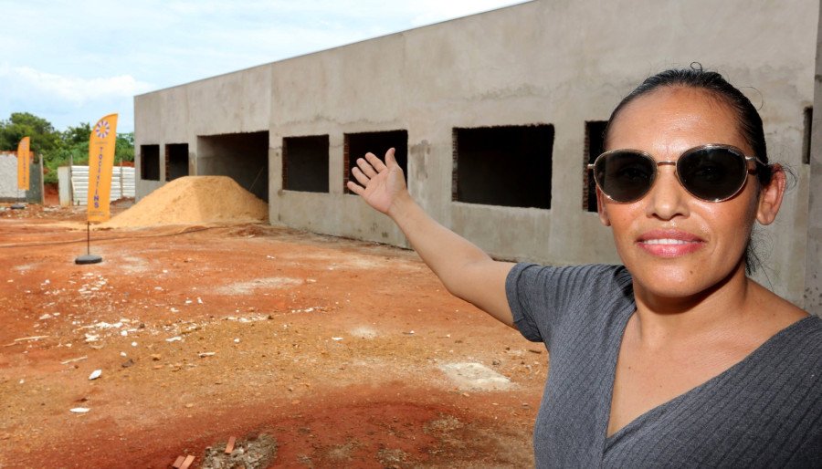 Cleyde Viana Carmelio, tem dois filhos adolescentes e está feliz com a construção da escola com salas de aula e quadra coberta