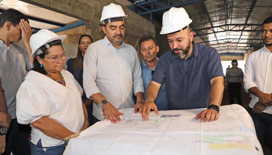 Governador Wanderlei Barbosa inspeciona o andamento das obras da escola que beneficiará a população de Buritirana (Foto: Antonio Gonçalves)
