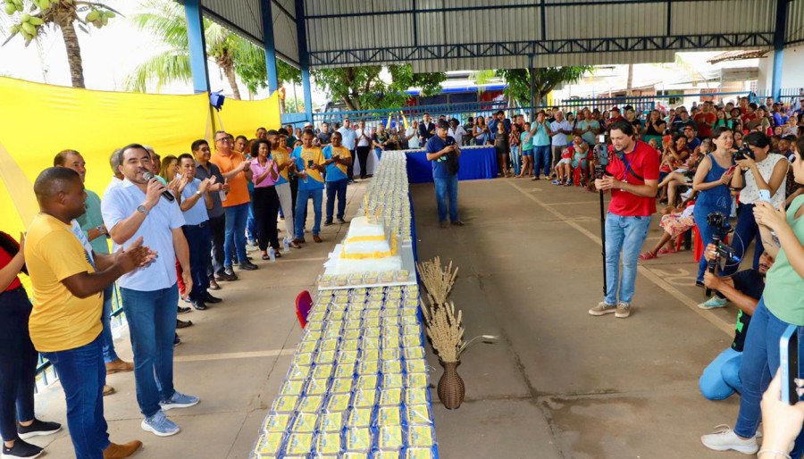 A Feira do Produtor Rural foi palco do corte simbólico do bolo em comemoração aos 33 anos de Lagoa do Tocantins (Foto: Antonio Gonçalves)