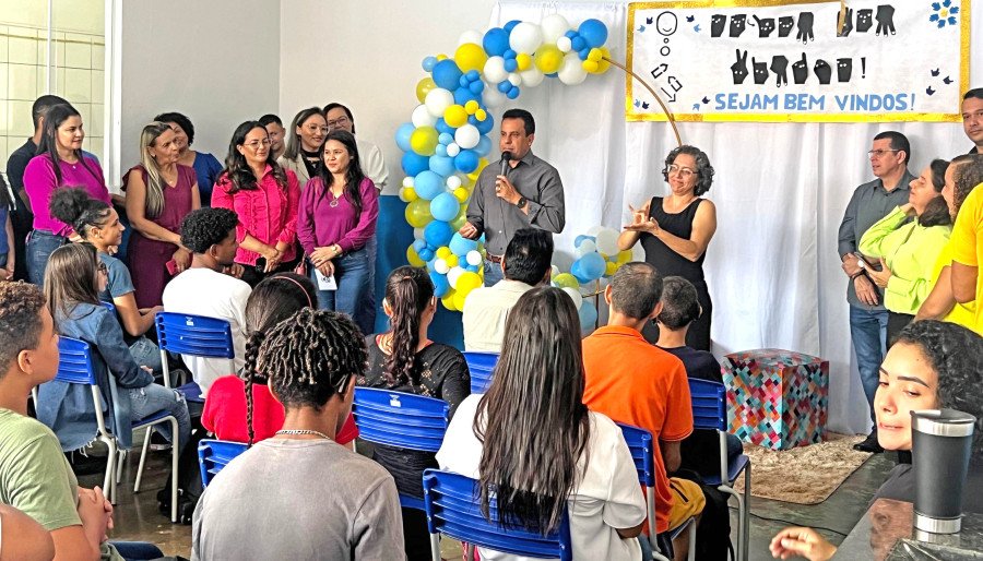 O secretário de Estado da Educação, Fábio Vaz, expressou gratidão a toda a equipe da Seduc, incluindo professores, servidores e estudantes, por tornar a Escola Bilíngue uma realidade (Foto: Seduc)