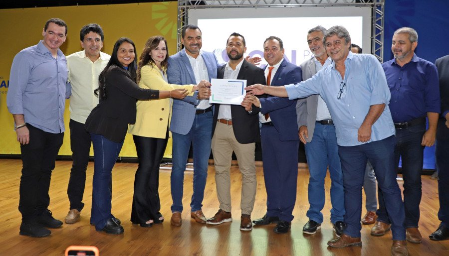 Rodrigo Barbosa recebeu o certificado do 2° Prêmio de Boas Práticas do Brasil Central, pelo desenvolvimento do app Escola Segura, premiado em 3º lugar (Foto: Antonio Gonçalves)