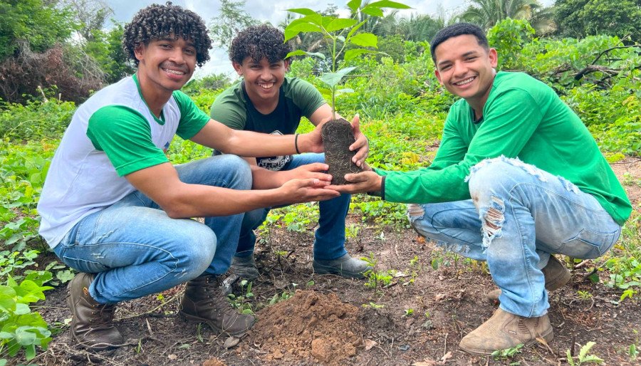 Estudantes da Escola Família Agrícola de Esperantina com mudas de espécies nativas a serem plantadas para recuperação de matas ciliares