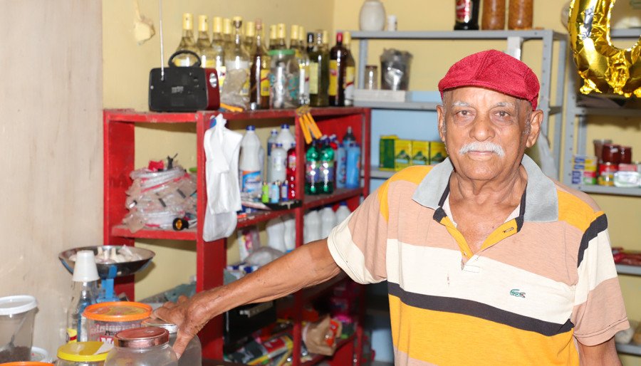 Residente no Povoado há 18 anos, o comerciante João Antônio, 86 anos, lembra a dificuldade que era trazer as mercadorias na época de chuva