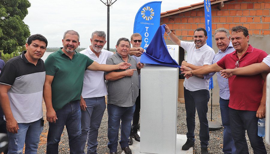 O governador Wanderlei Barbosa inaugurou a TO-202 acompanhado do vice Laurez Moreira, do prefeito de Esperantina, e aliados políticos