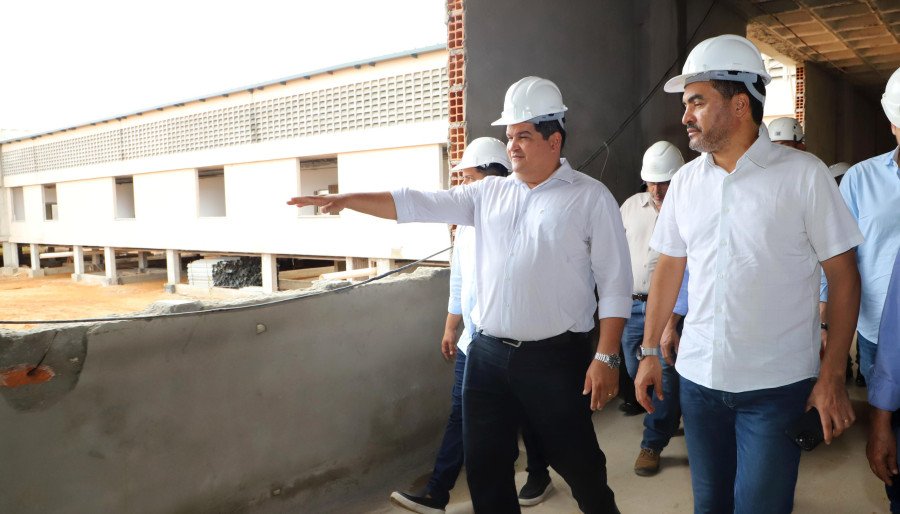 O governador Wanderlei Barbosa fez uma visita técnica às obras do Hospital Geral de Araguaína (Foto: Esequias Araujo)