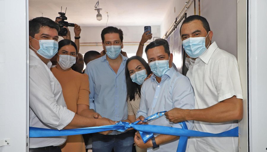 Wanderlei Barbosa entregou mais 18 leitos clínicos e um novo espaço para o serviço de hemodiálise no Hospital Regional de Araguaína (HRA)