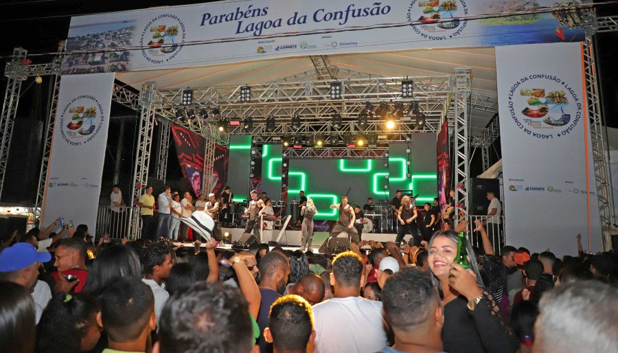 Apresentação da cantora Manu Batihdão encerra festividades de segunda-feira pelo aniversário de Lagoa da Confusão