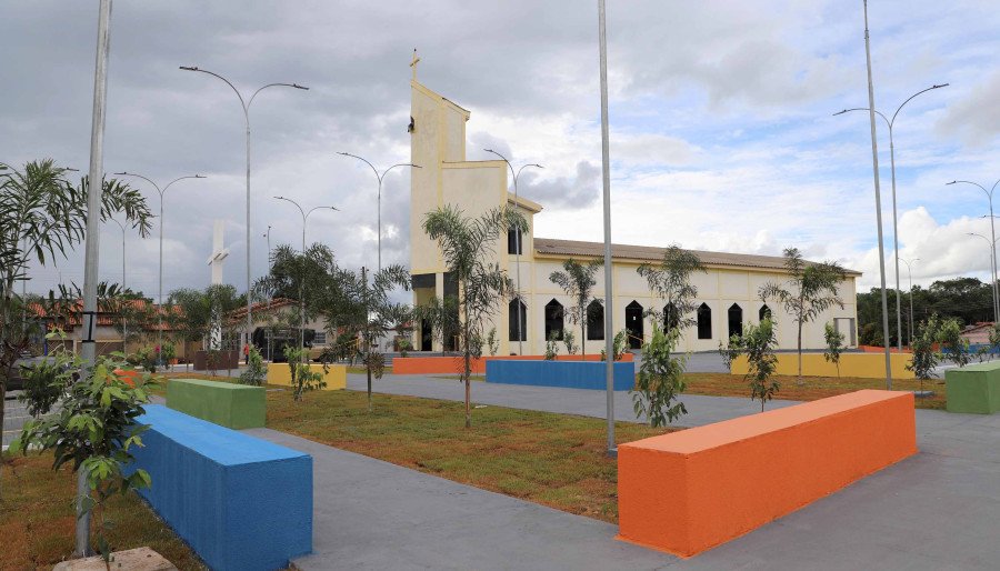 Acompanhado do prefeito Wagner Teixeira, o governador Wanderlei entregou à comunidade as praças Sisleide de Carvalho e da Igreja Católica