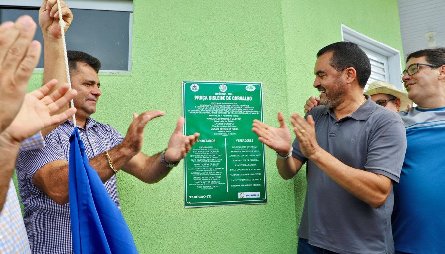 Governador Wanderlei Barbosa, o prefeito Wagner Teixeira e outras autoridades descerram a placa de inauguração da Praça Sisleide de Carvalho