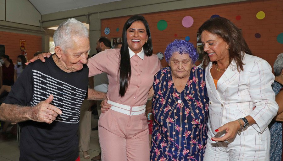 Visita da primeira-dama Karynne Sotero ao Centro Sagrada Família reforça compromisso com o bem-estar e qualidade de vida dos idosos