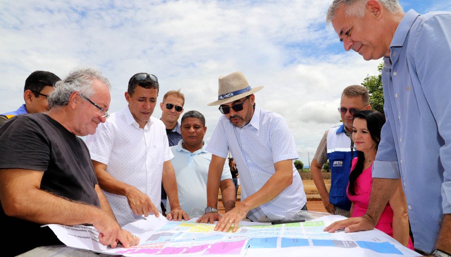 O governador Wanderlei Barbosa visitou as obras de pavimentação em bloquete da Agrotins 2024, nesta sexta-feira, 23 (Foto: Walker Ribeiro)