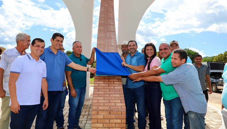 Governador, acompanhado do prefeito de Taipas, Silvio Romério participou da inauguração da sede da prefeitura e do monumento à Ayrton Senna