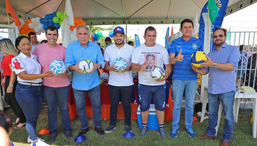 A inauguração da reforma foi acompanhada da entrega de materiais esportivos para o Projeto Bom de Bola, Bom na Escola (Foto: Esequias Araújo)