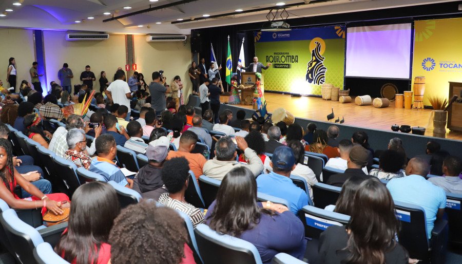 Representantes de comunidades quilombolas celebram o marco histórico no Palácio Araguaia