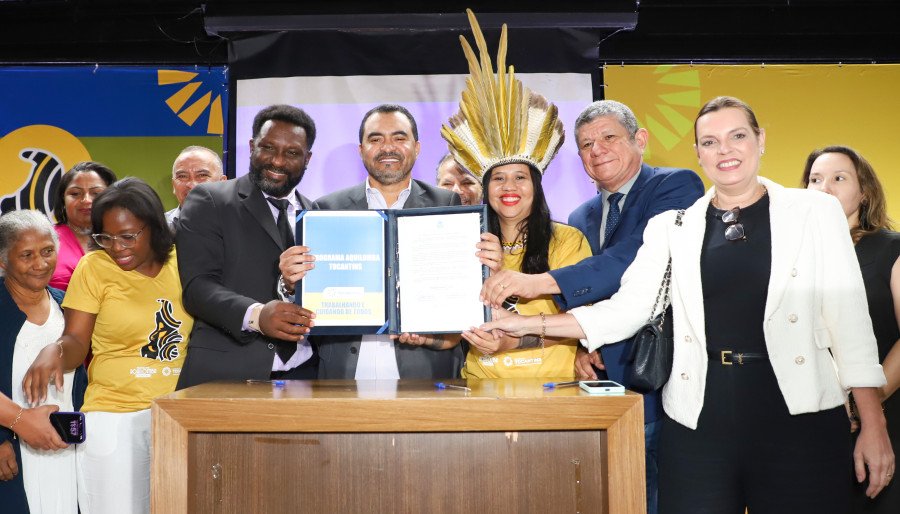 Governador Wanderlei Barbosa assina decreto que institui o programa Aquilomba Tocantins (Foto: Antonio Gonçalves)