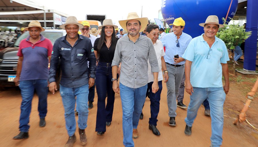 Governador Wanderlei Barbosa e primeira-dama Karynne Sotero prestigiam o encerramento da Agrosudeste 2024 em Almas, Tocantins
