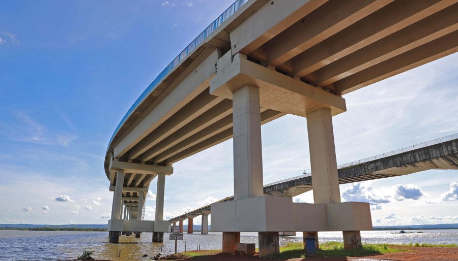 Localizada estrategicamente sobre o Rio Tocantins, a ponte desempenha um papel crucial na infraestrutura de transporte do Estado