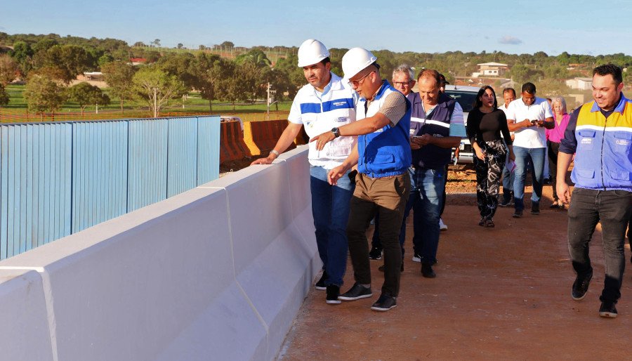 Governador Wanderlei Barbosa e o presidente da Ageto, Marcio Pinheiro, inspecionando a nova ponte de Porto Nacional durante a visita técnica