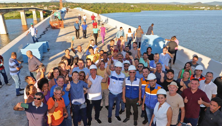 Governador Wanderlei Barbosa e equipe caminhando sobre a ponte durante a inspeção final antes da inauguração (Foto: Esequias Araujo)