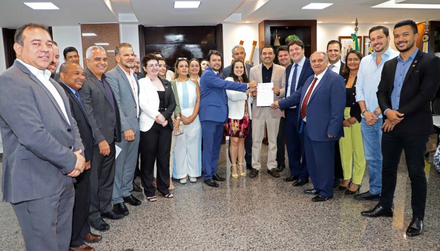 Governador Wanderlei Barbosa assina documento oficializando a doação do terreno para a OAB e Caato (Foto: Esquias Araújo)