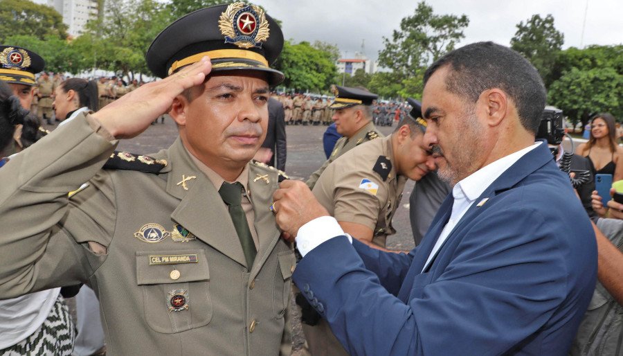 Policiais Militares recebem Promoções e Medalhas do governador Wanderlei Barbosa