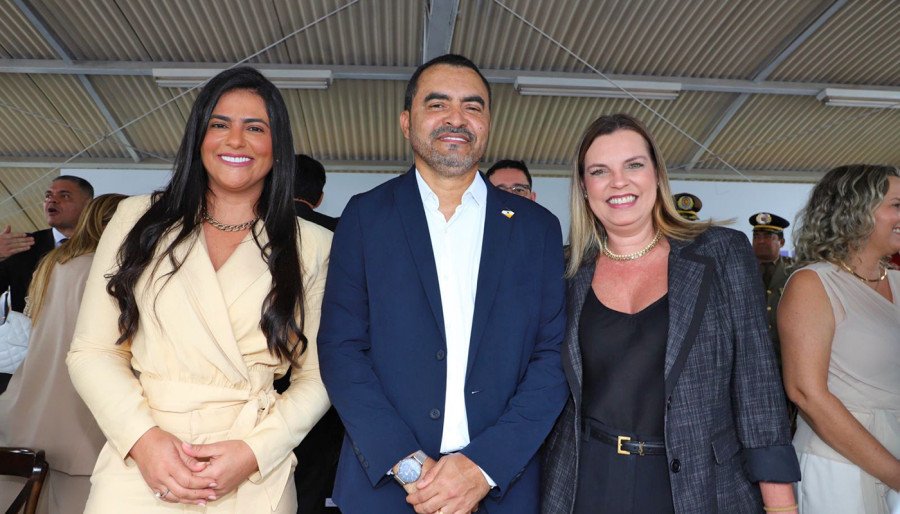 A primeira-dama Karynne Sotero, o governador Wanderlei Barbosa e a deputada estadual Claudia Lelis, durante a cerimônia (Foto: Antonio Gonçalves)