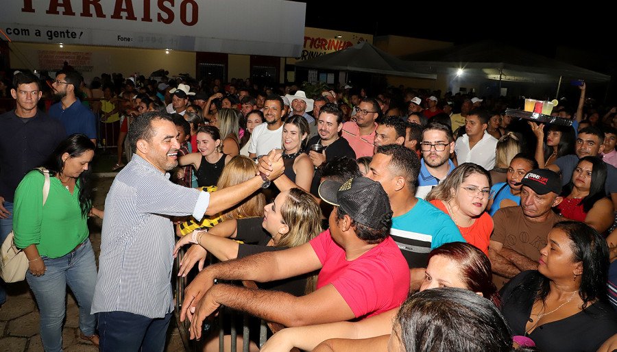 Governador Wanderlei Barbosa cumprimenta a população na praça Nemésio Miranda (Foto: Marcio Vieira)