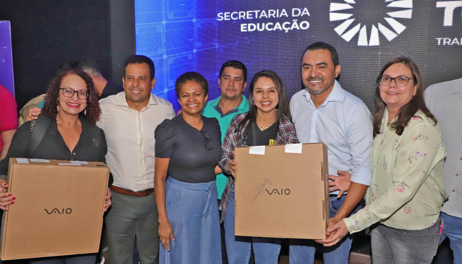 O governador Wanderlei Barbosa e o secretário da Seduc, entregaram 14 mil notebooks aos profissionais da educação da rede estadual
