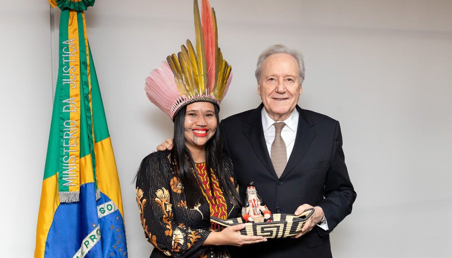 Secretária da Sepot, Narubia Werreria, presenteando o ministro da MJSP, Ricardo Lewandowski, com artesanato indígena do Tocantins