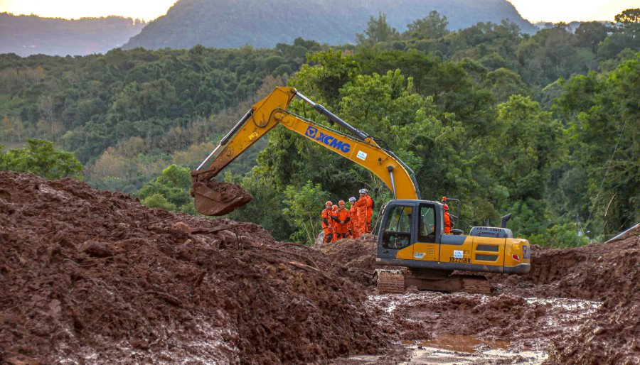 Máquina movimenta mais de 250 metros cúbicos de lama para facilitar buscas em Bento Gonçalves-RS (Foto: Luiz Henrique Machado)