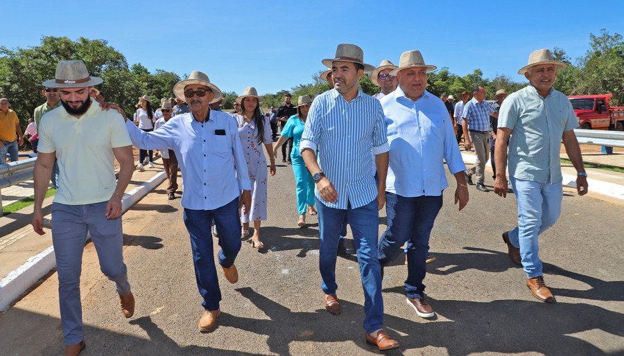 Governador visitou a implantação asfáltica dos 2,5 km na entrada de Rio Sono, uma obra do governo do Tocantins por meio da Ageto