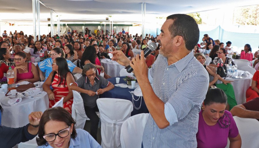 Governador Wanderlei Barbosa acompanhou a grande festa que homenageia todas as mães da cidade e também de regiões vizinhas