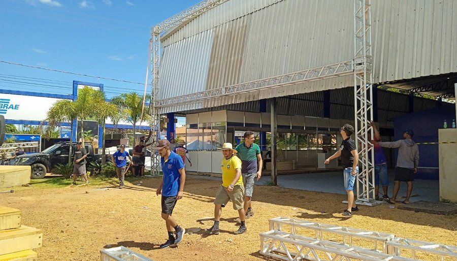 Equipe organizadora da feira realiza os últimos ajustes nos galpões e nos estandes (Foto: Seagro/Governo do Tocantins)