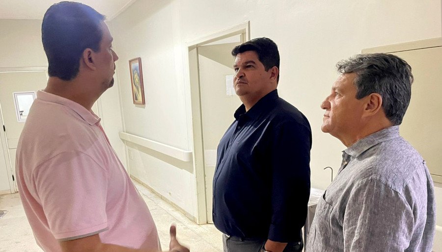 No Hospital Regional de Paraíso, o secretário Carlos Felinto acompanhou a rotina da unidade e verificou as necessidades locais (Foto: SES/Governo do Tocantins)