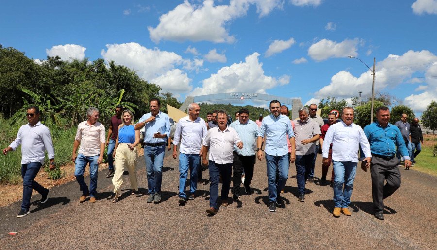Governador Wanderlei Barbosa, o prefeito de Itaporã; deputados e outras lideranças durante inauguração do trecho rodoviário da TO-164