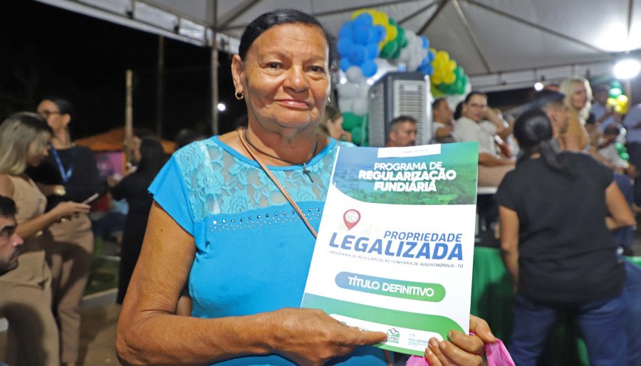Moradora de Augustinópolis, Luísa Maria da Conceição expressa sua gratidão ao receber o título fundiário após mais de três décadas de espera