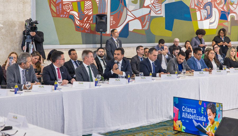 O Governador Wanderlei Barbosa fala aos presentes sobre os programas do governo do Tocantins que estão contribuindo para o alcance das metas (Foto: Vinícius Santa Rosa)