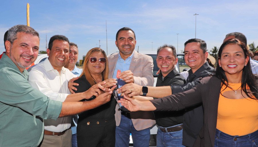 Representantes das Superintendências Regionais de Educação (SREs) recebem as chaves dos veículos das mãos do governador Wanderlei Barbosa (Foto: Antonio Gonçalves)