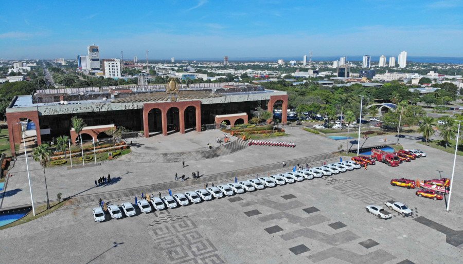 As 25 novas caminhonetes estacionadas em frente ao Palácio Araguaia Governador José Wilson Siqueira Campos, prontas para distribuição