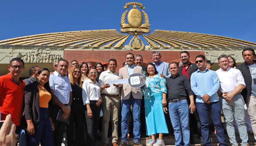 Governador Wanderlei Barbosa entrega as chaves das novas caminhonetes para representantes da Seduc e SREs (Foto: Antonio Gonçalves)