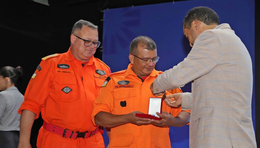 Governador Wanderlei Barbosa entrega honrarias aos bombeiros que atuaram nos resgates no Rio Grande do Sul (Foto: Adilvan Nogueira)