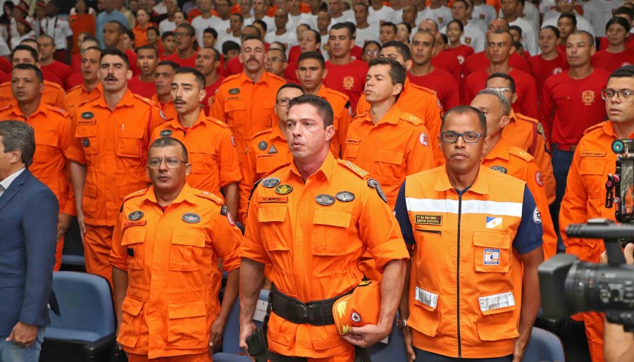 Bombeiros tocantinenses desembarcam no Tocantins após a operação de resgate no Rio Grande do Sul (Foto: Adilvan Nogueira)